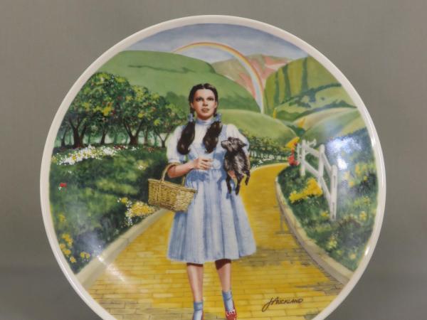 plate featuring Judy Garland in the Wizard of Oz